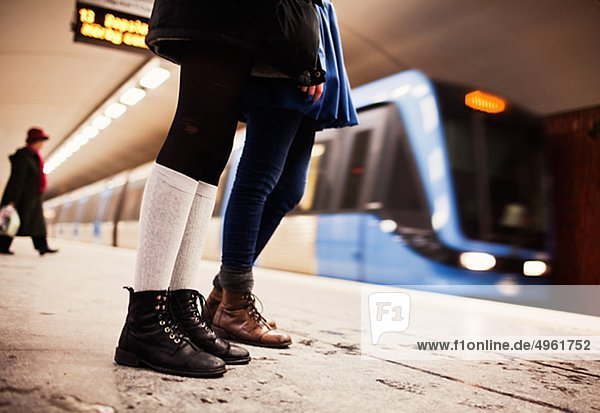 Niedrige Abschnitt von zwei Teenager-(14-15) Mädchen auf u-Bahnstation Plattform