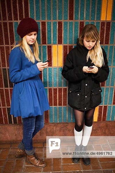 Handy benutzen Jugendlicher 2 Mädchen