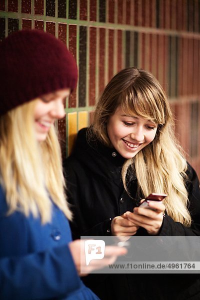 Handy benutzen Jugendlicher 2 Mädchen