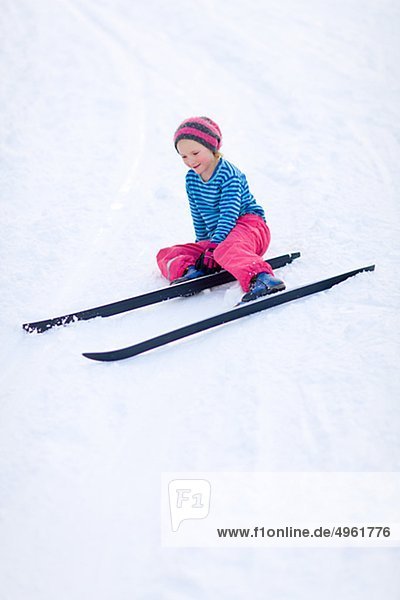 Junges Mädchen anpassen Ski