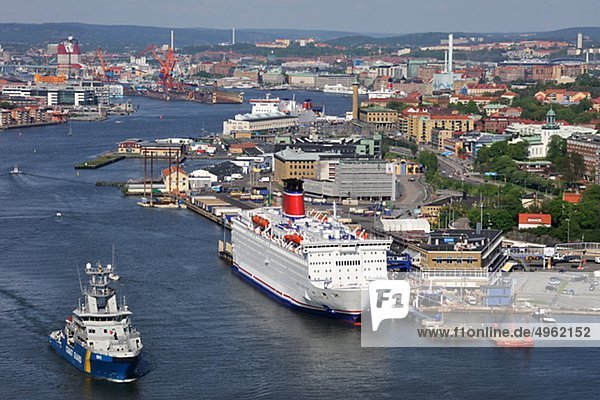 Luftbild des Hafens mit Kreuzfahrtschiff