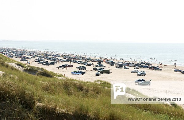 Autos geparkt am Strand