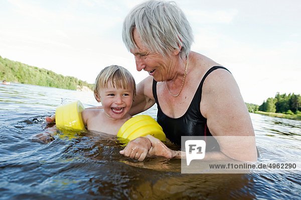 unterrichten See Großmutter schwimmen Mädchen