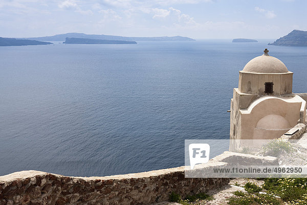Griechenland  Kykladen  Santorini (Thera)  Kirche mit Blick auf das Ägäische Meer