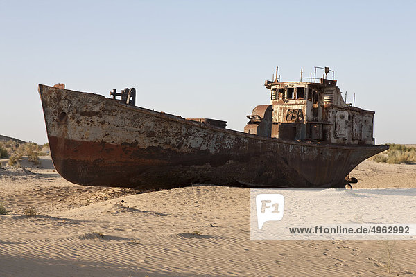 Usbekistan  Moynaq  rostiges Boot in der Wüste gestrandet  die früher der Aralsee war.