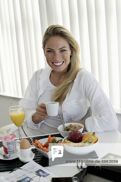 junge Frau junge Frauen Frühstück