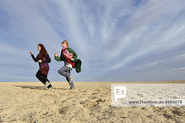 Iran  Yazd  iranischen Jugendlichen ausgeführt in der Wüste