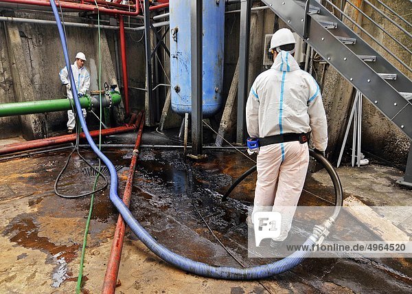 Mann Reinigung Öl verunreinigt Lagerung-tank