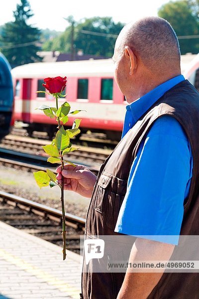 Senior Senioren reifer Erwachsene reife Erwachsene Aktivitäten Haltestelle Haltepunkt Station Zug