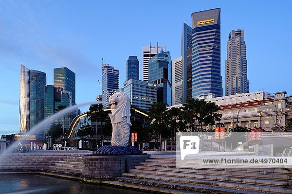 Singapore skyline and Merlion statue at first light  viewed from Merlion Park  Singapore