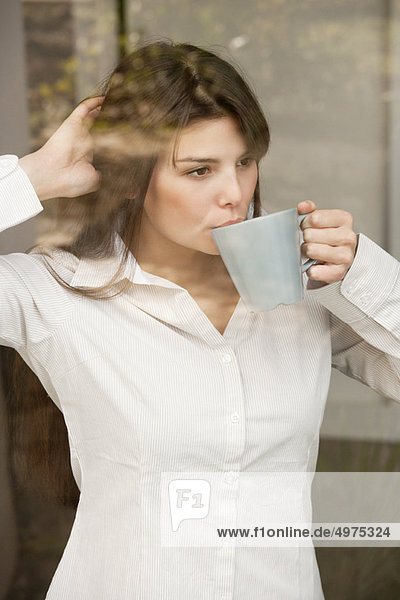 Frau Fenster trinken schießen Tee