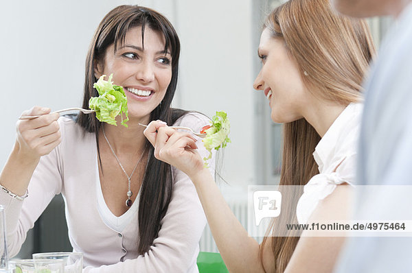 Mädchen essen frischen Salat zum Mittagessen