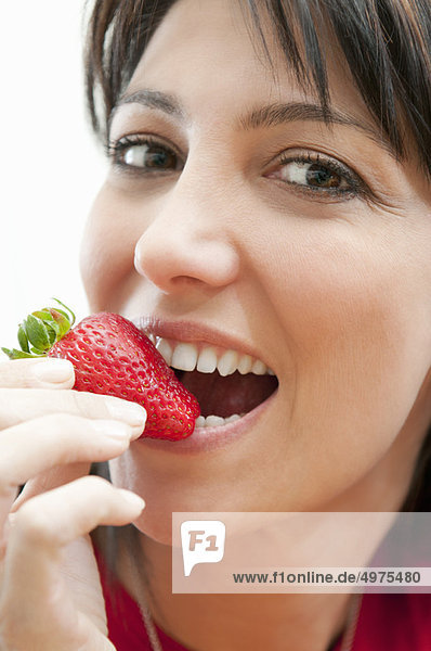 Frau  Frische  Erdbeere  jung  essen  essend  isst