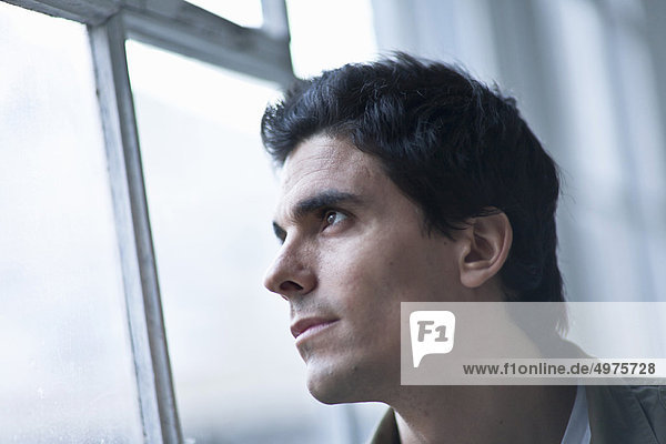 Mann Schaut durchs Fenster
