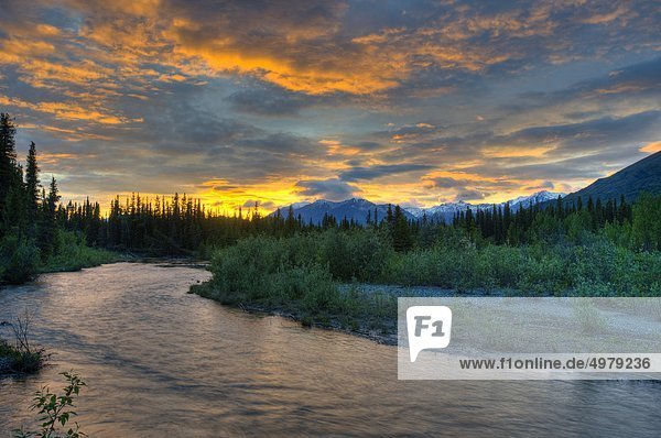 Sonnenuntergang über Jack Creek von der Nabesna Straße im Wangell St. hohen Nationalpark  South Central Alaska  Sommer