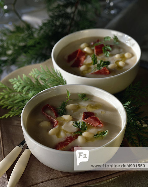 Weiße Bohnen und Rohschinken Suppe