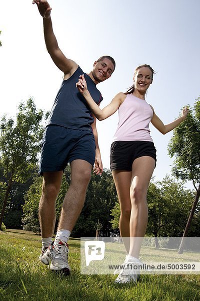 Sportliches junges Paar im Freien