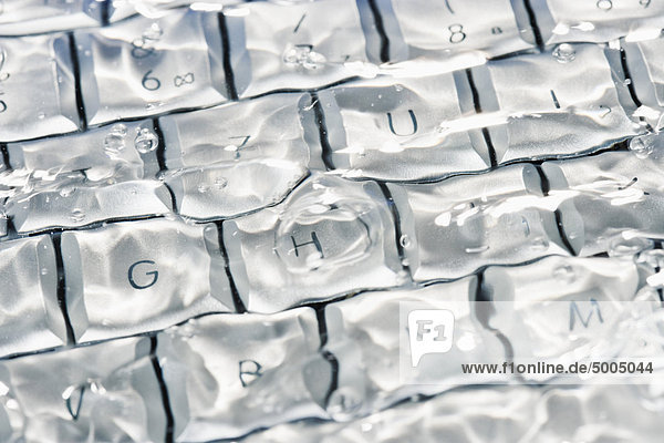 Detail einer Computertastatur unter Wasser