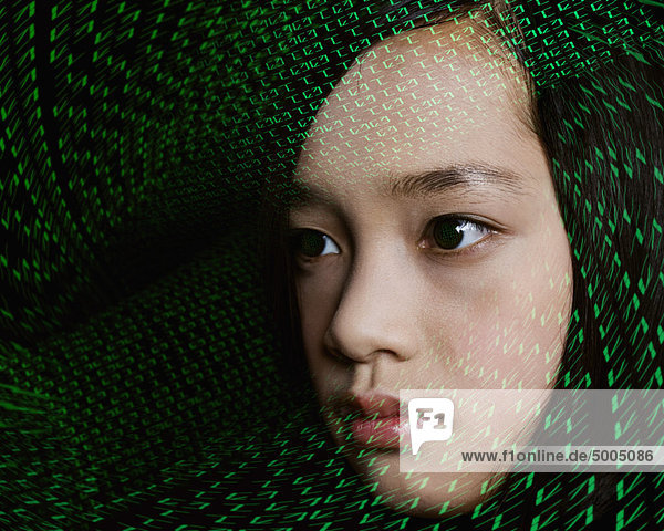 Porträt eines jungen Mädchens mit digitalem Code