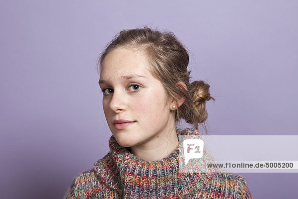 Ein Teenager-Mädchen gibt einen Seitenblick auf die Kamera  Porträt  Studioaufnahme