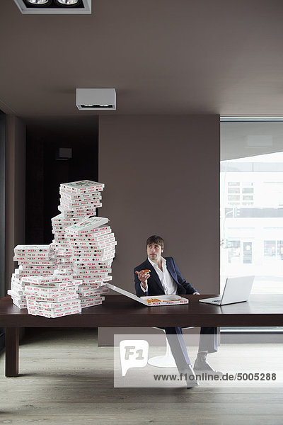 Viele Pizzen auf dem Tisch für Geschäftsleute  die zu Hause arbeiten.