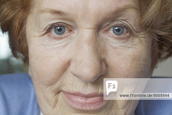 Nahaufnahme des Gesichts einer älteren Frau  Blick in die Kamera