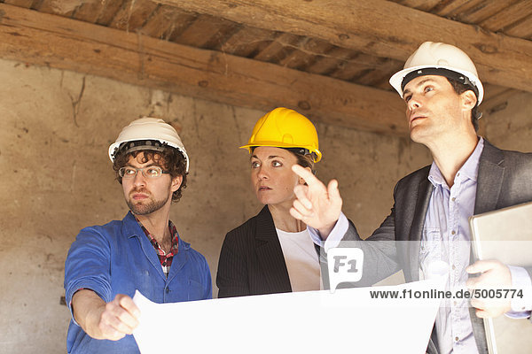 Architekten und Bauunternehmer auf einer Baustelle