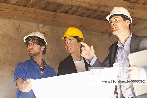 Architekten und Bauunternehmer auf einer Baustelle