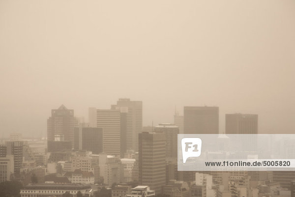 Stadtbild von Kapstadt  Südafrika mit Farbton von Smog