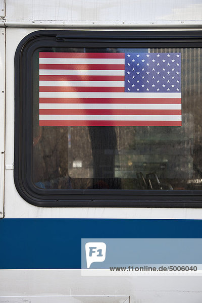 Amerikanische Flagge am Busfenster