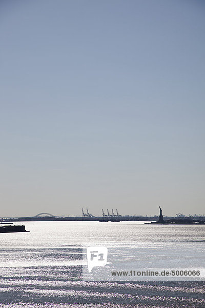Der Hudson River und der New Yorker Hafen mit der Freiheitsstatue im Hintergrund