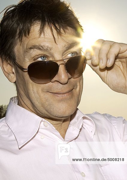 Mann mit Sonnenbrille im Freien