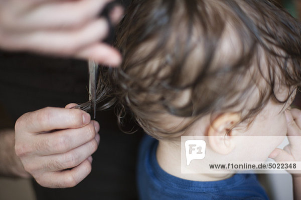 Kleinkind beim Friseur  abgeschnitten