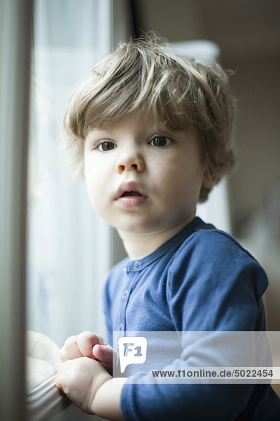 Kleinkind Junge am Fenster  Portrait