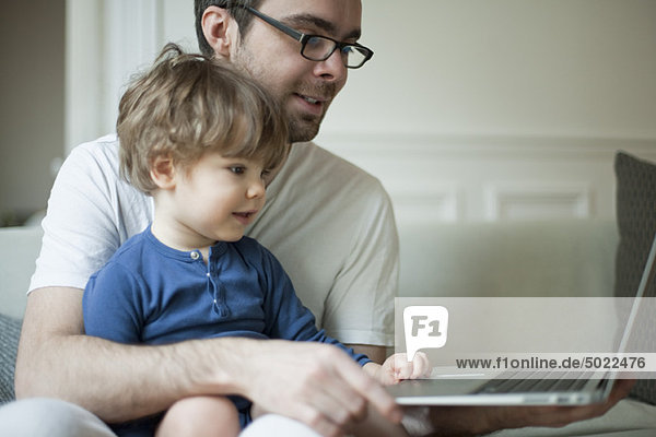 Kleinkind Junge mit Laptop und Vater