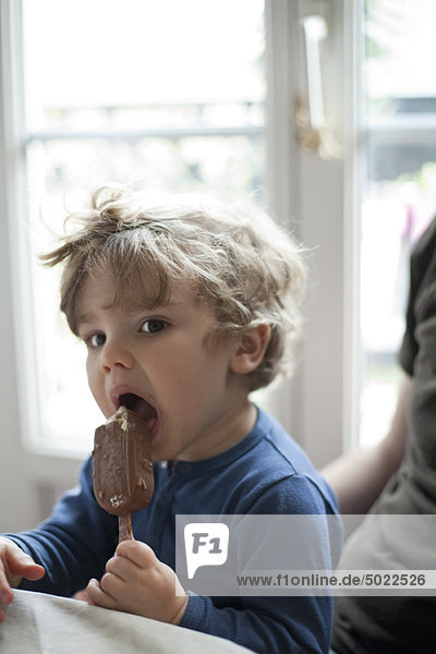 Kleinkind Junge isst Eiscreme-Bar