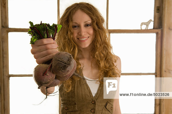 Frau  Küche  Gemüse  halten