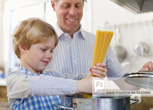 Vater und Sohn kochen gemeinsam
