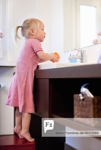Kleinkind Mädchen wäscht sich die Hände