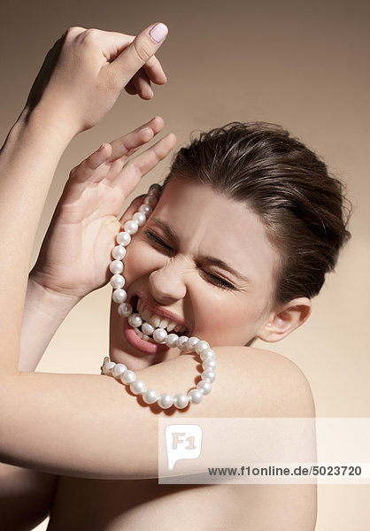 Frau  beißen  Faden  Perle  nackt  Saite