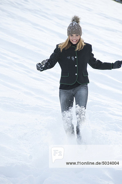 Außenaufnahme  Frau  lächeln  treten  freie Natur  Schnee