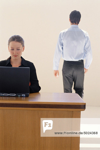 Geschäftsfrau mit Laptop im Büro