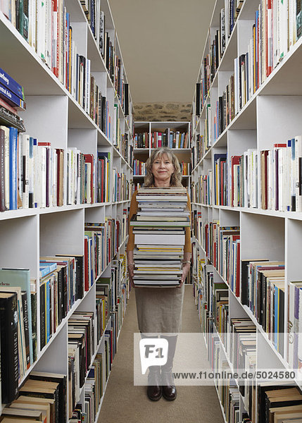 Frau  tragen  Buch  Bibliotheksgebäude  alt