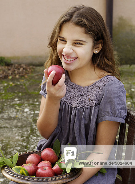 Ein Mädchen mit rote Äpfel.