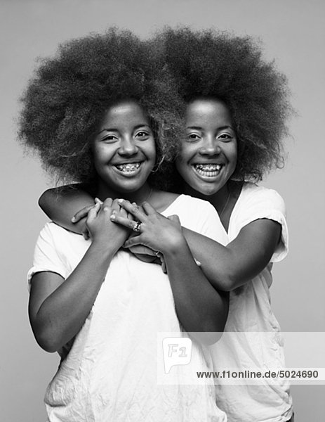 Zwillings-Schwestern mit Afro-Haar