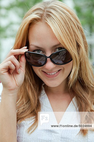 Portrait einer lächelnden Frau mit Sonnenbrille