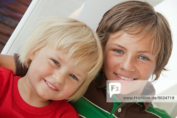 Portrait von Bruder und Schwester posieren zusammen und lächelnd