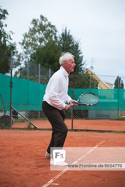 älterer Mann Tennisspielen