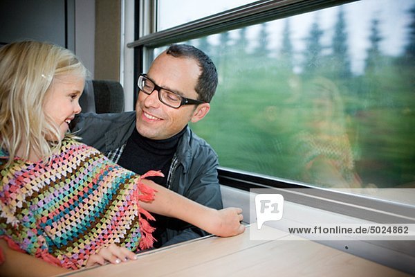 Vater mit Tochter Reisen auf high-Speed-Zug