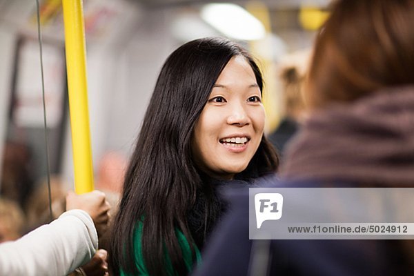 Frau 2 jung Metro